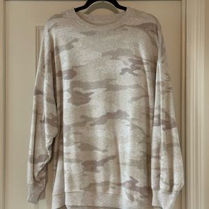 American Eagle Jegging Fit Women’s Size M Light Tan Camo Sweatshirt.